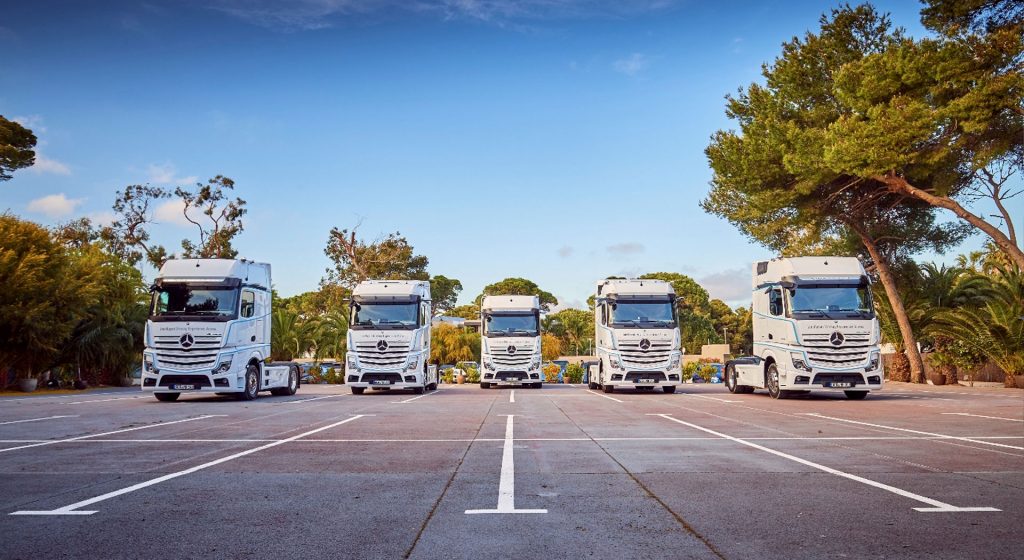 Mercedes-Benz-Brinkmann-Wartung-&-Inspektion-Lkw-Bild-Parkplatz